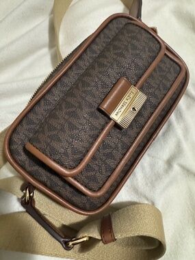 Micheal kors crossbody bag